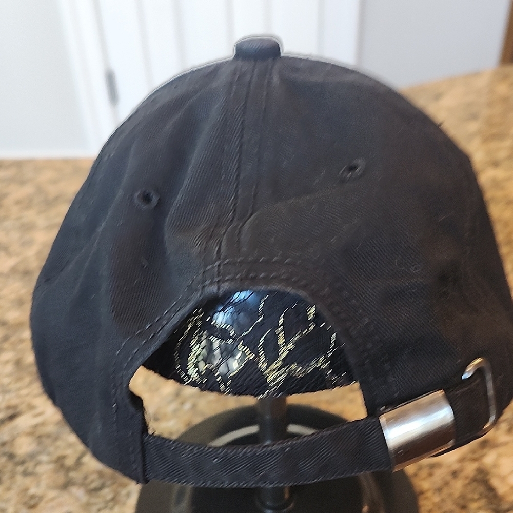 Black Baseball Cap with Embroidered‎ Design - Picture 3 of 3